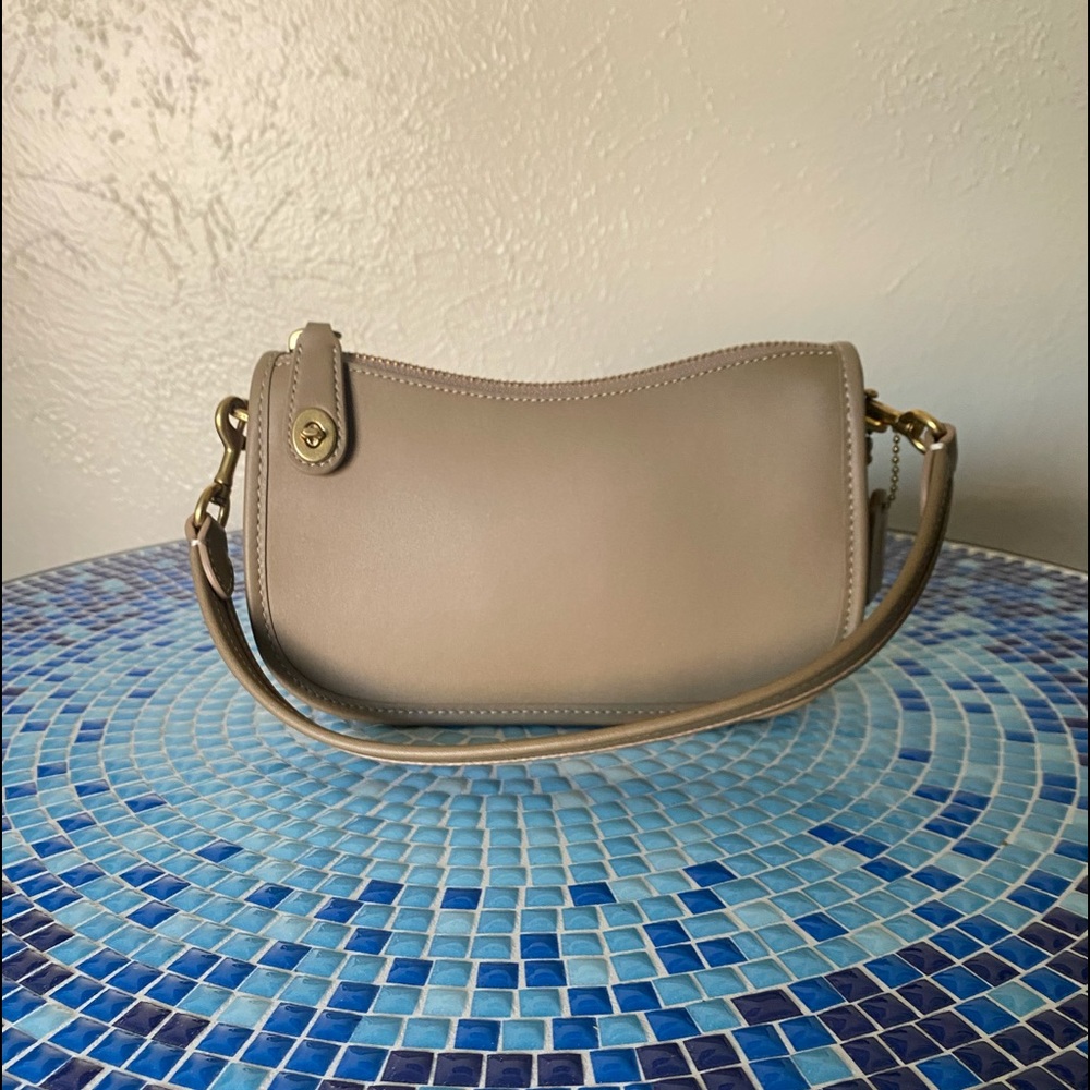Authentic Coach Swinger 20 bag